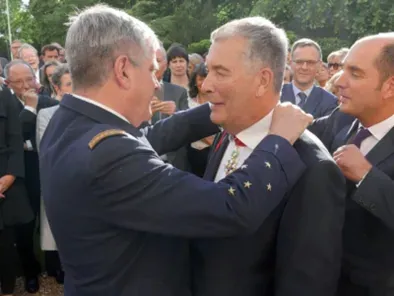 Photo de Jean-Paul BAILLY élevé au grade de commandeur de la Légion d'Honneur par le général d’armée aérienne Jean-Pierre MARTIN.