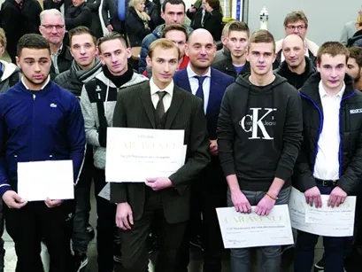 Stéphane Bailly, PDG de Car Avenue, entouré de la promotion 2016 des apprentis diplômés