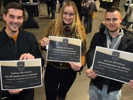 Portrait de 3 Apprentis, formés au sein de Car Avenue, nouvellement diplômés