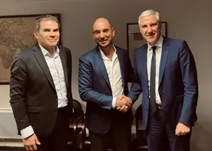 Stéphane Bailly, PDG de Car Avenue, entouré de Jean-Louis Bouchez, directeur général associé de Car Avenue Alsace (à gauche) et Christian Andréani, PDG du groupe Andréani. 