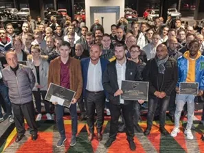 Stéphane Bailly, PDG de Car Avenue, entouré des Apprentis formés au sein de Car Avenue.