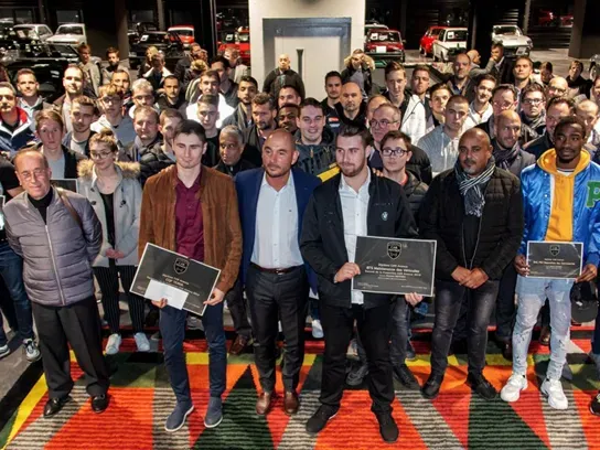 Stéphane Bailly, PDG de Car Avenue, entouré de la promotion 2019 des apprentis diplômés