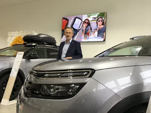 Photo de Martial Pidole au sein d'une des concessions du Groupe Car Avenue 