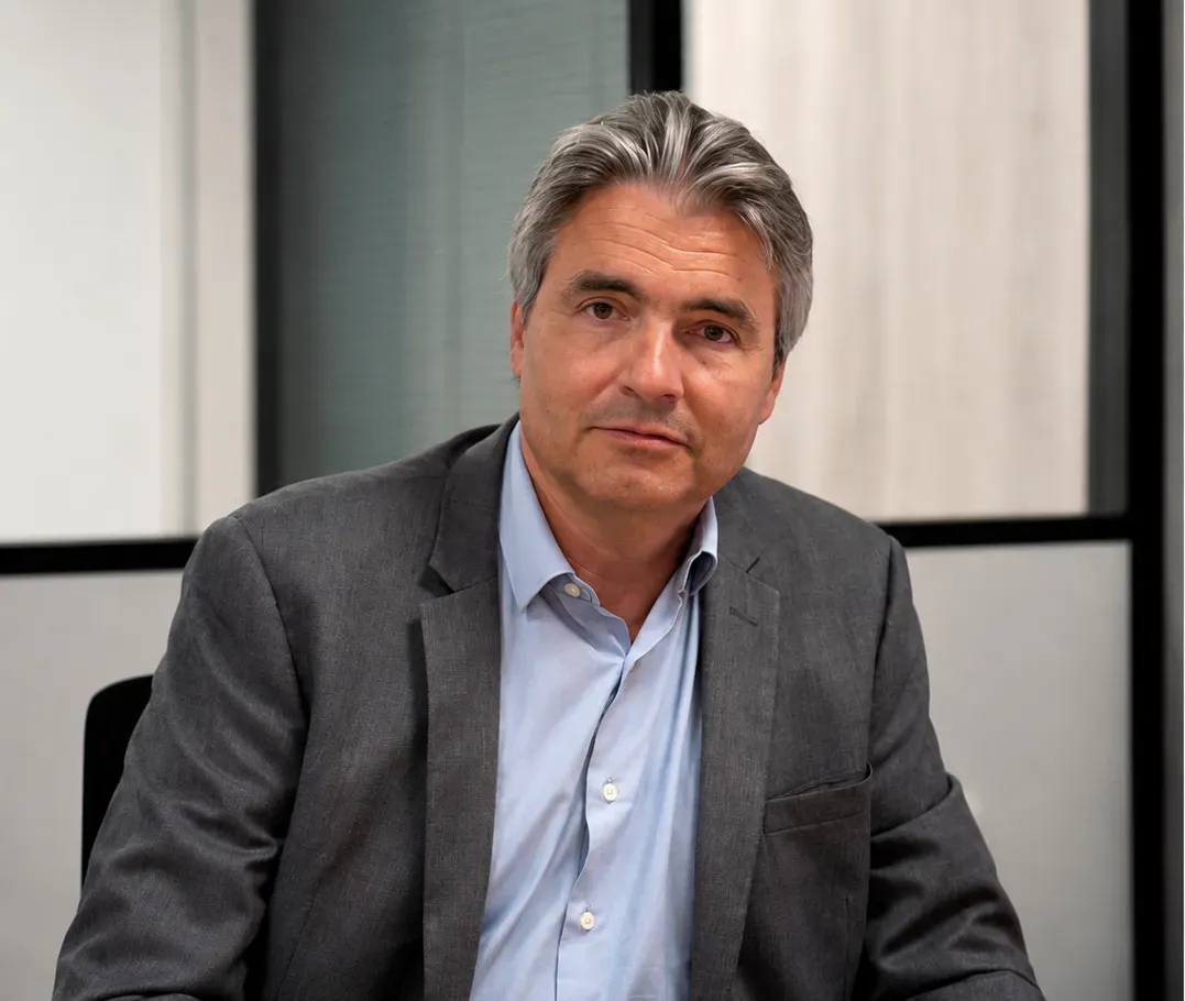 Portait d'Amaury de Bourmont, Chief Executive Officer de Car Avenue, assis à son bureau. Crédits Photo : Car Avenue