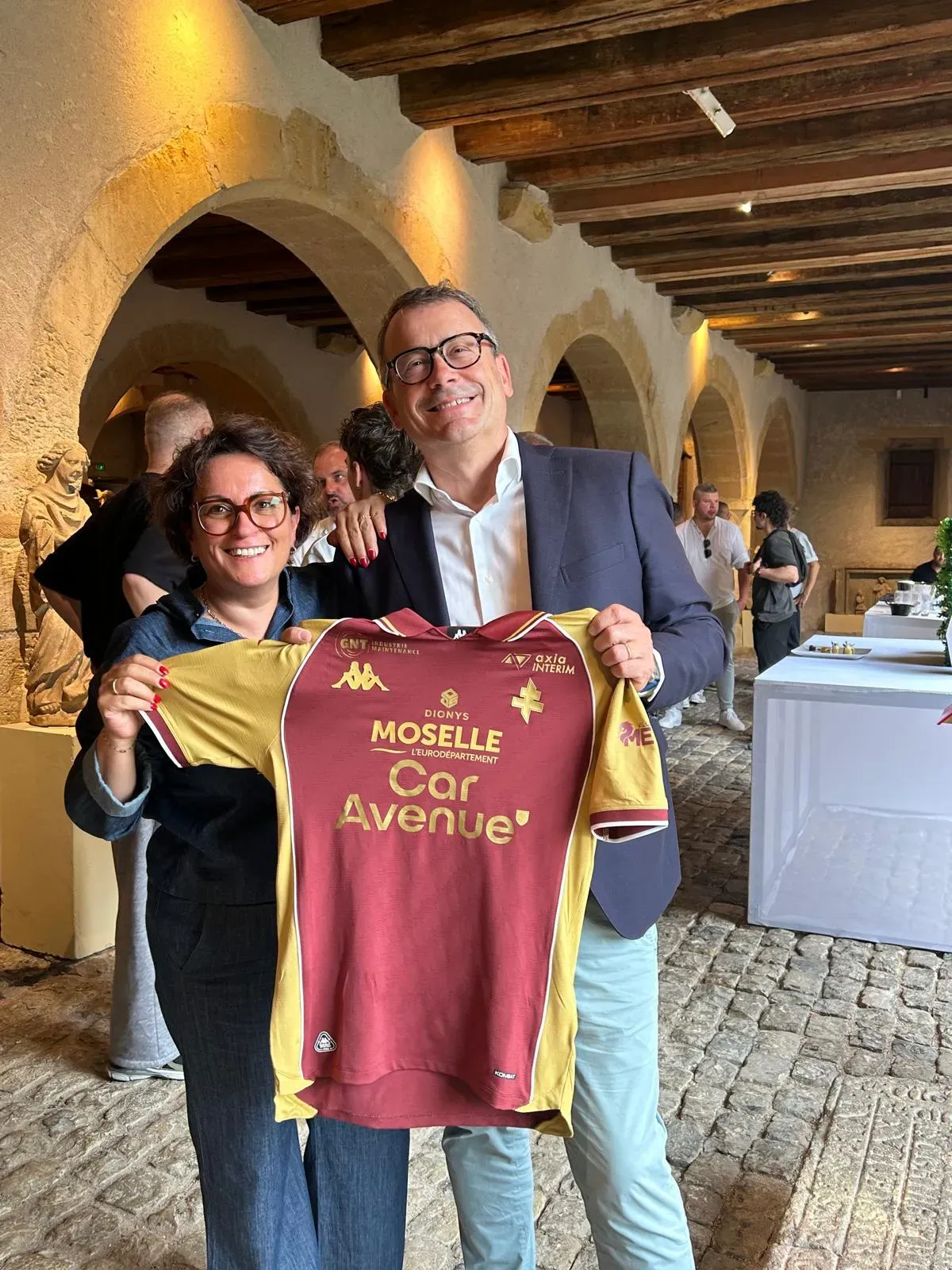 Thierry Lonziano, Chief Operating Officer de Car Avenue et Paola Zanetti, Adjointe aux Sports de la Ville de Metz, à l'occasion de la soirée de dévoilement du maillot du Fc Metz 2026-2027