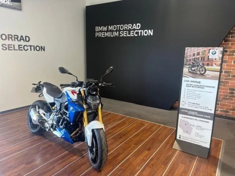 BMW F Style Sport (White, blue metallic, red) d'occasion