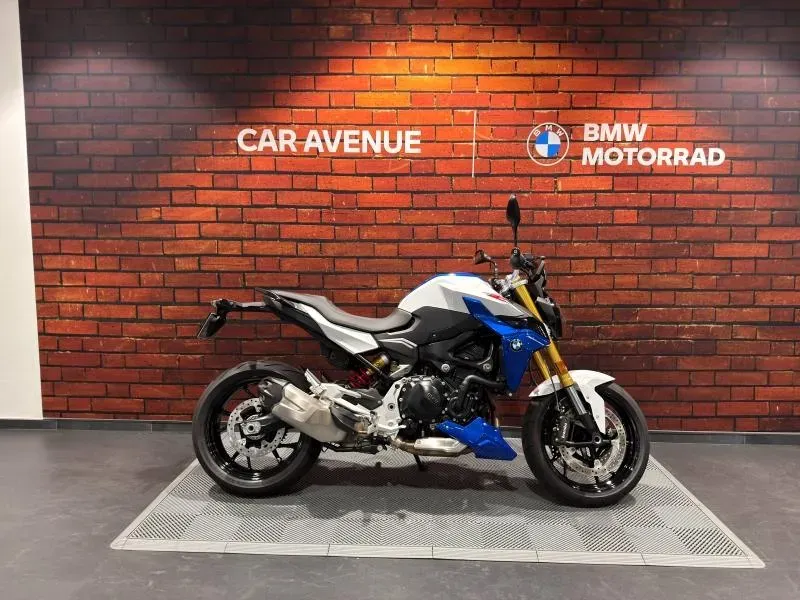 BMW F style sport (white, blue metallic, red) d'occasion