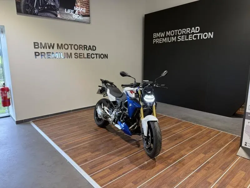 BMW F style sport (white, blue metallic, red) d'occasion
