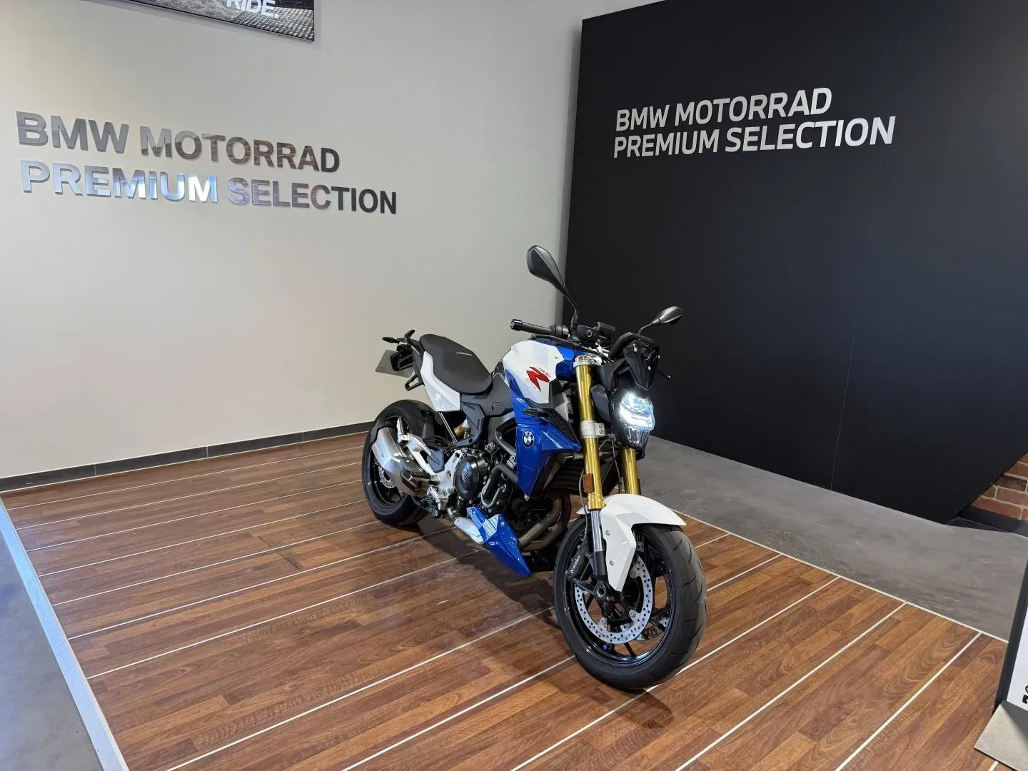 BMW F style sport (white, blue metallic, red) d'occasion