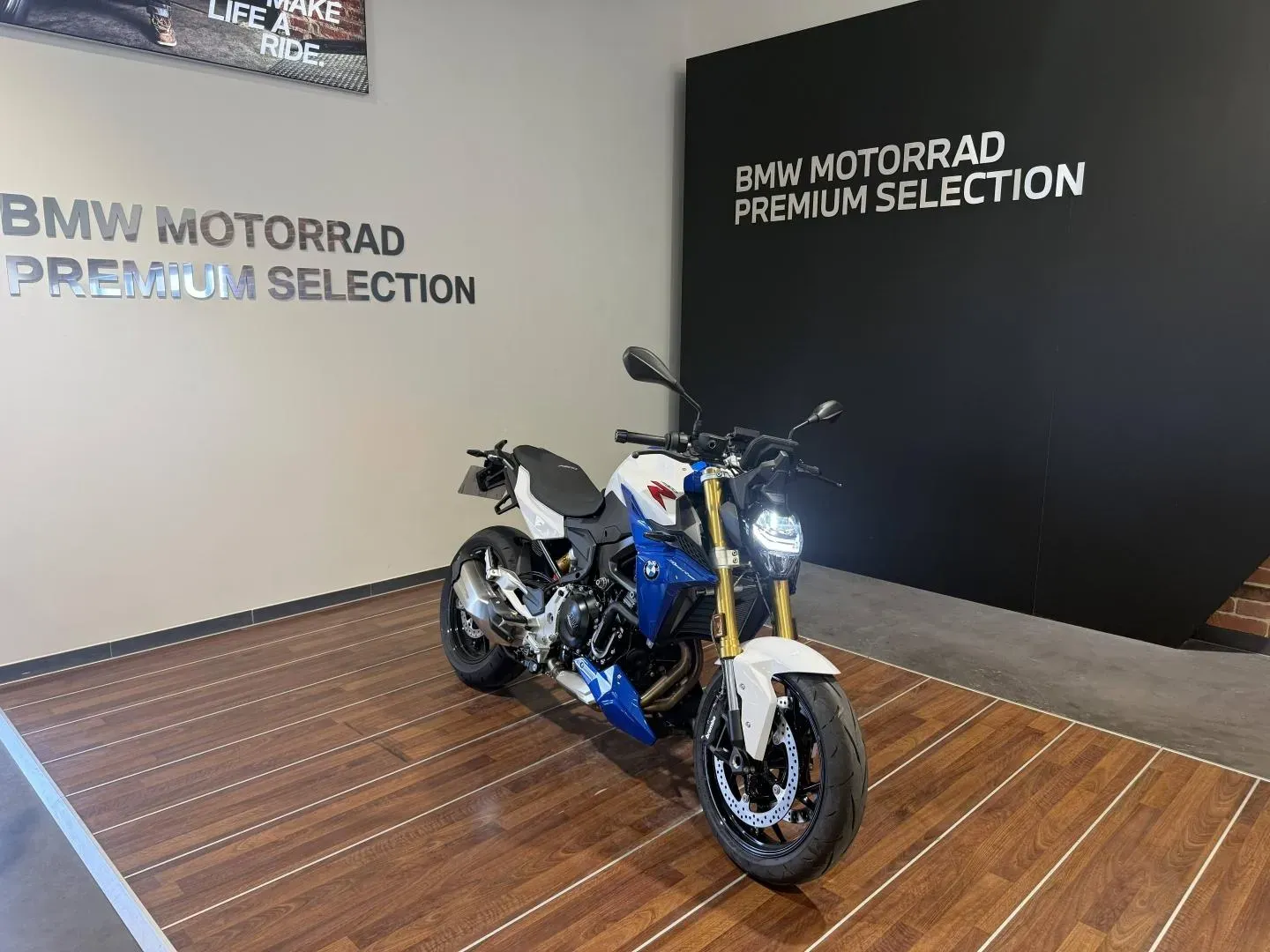 BMW F style sport (white, blue metallic, red) d'occasion