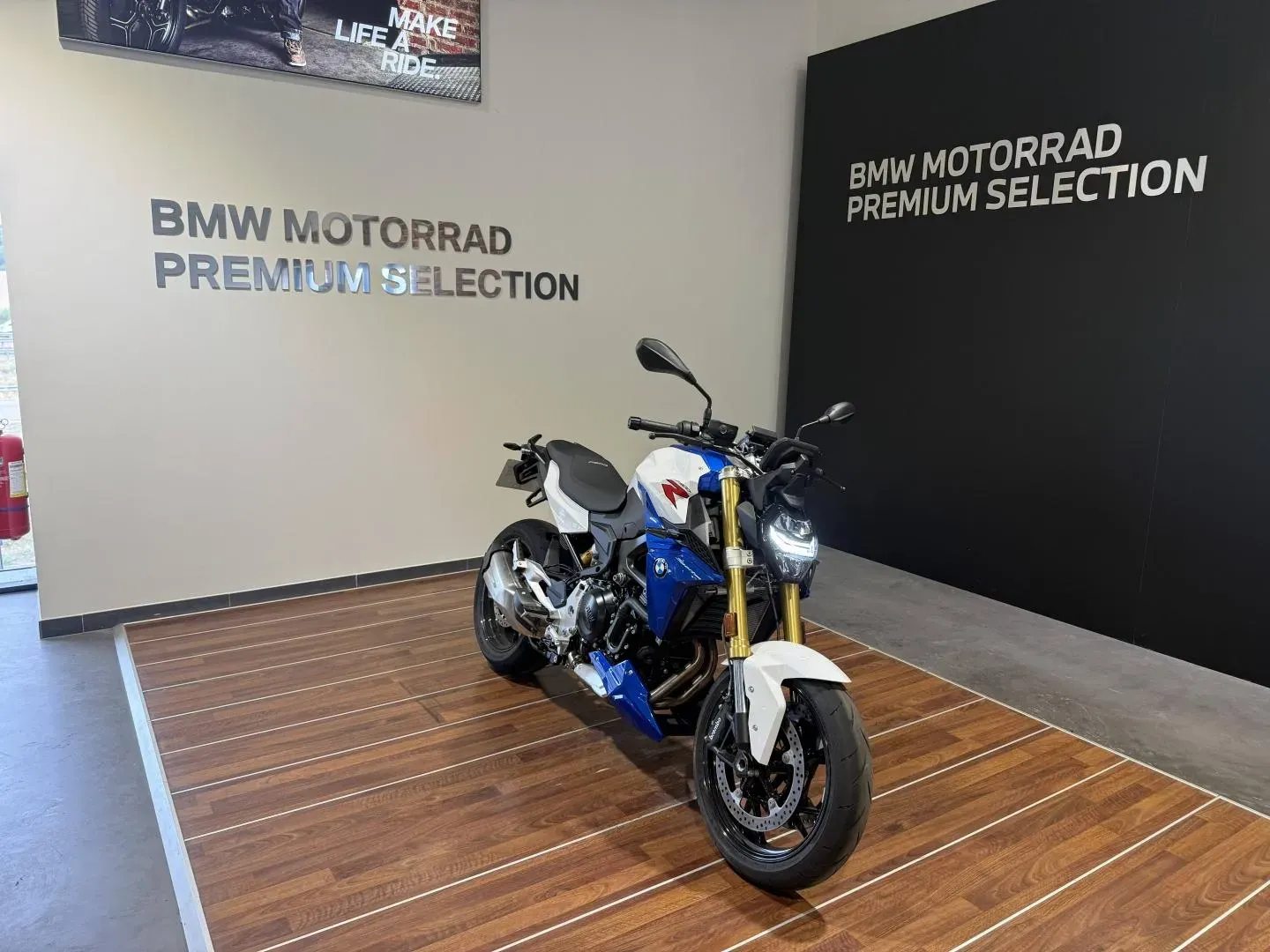 BMW F style sport (white, blue metallic, red) d'occasion