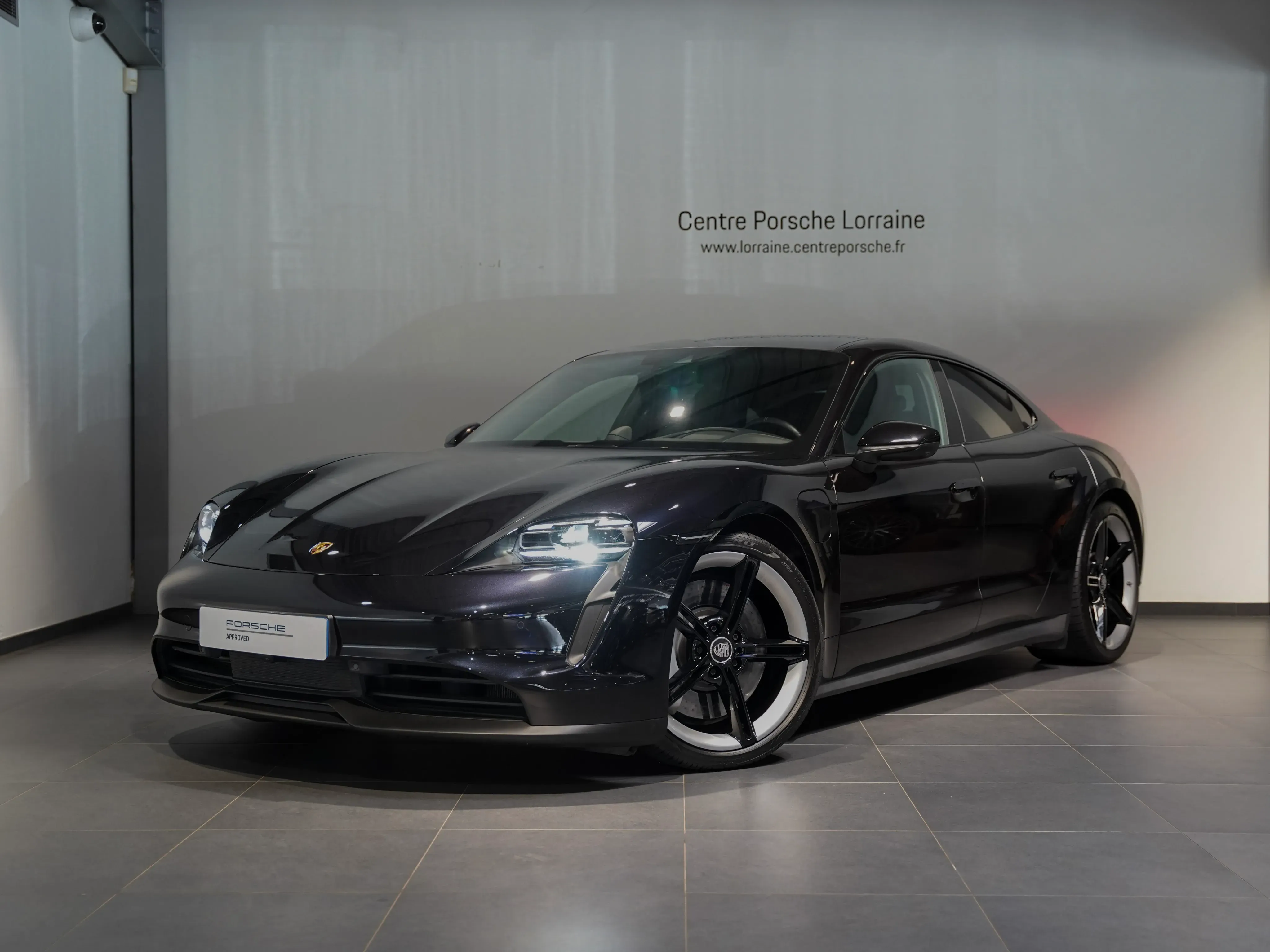 Porsche Taycan noir intense metallise d'occasion