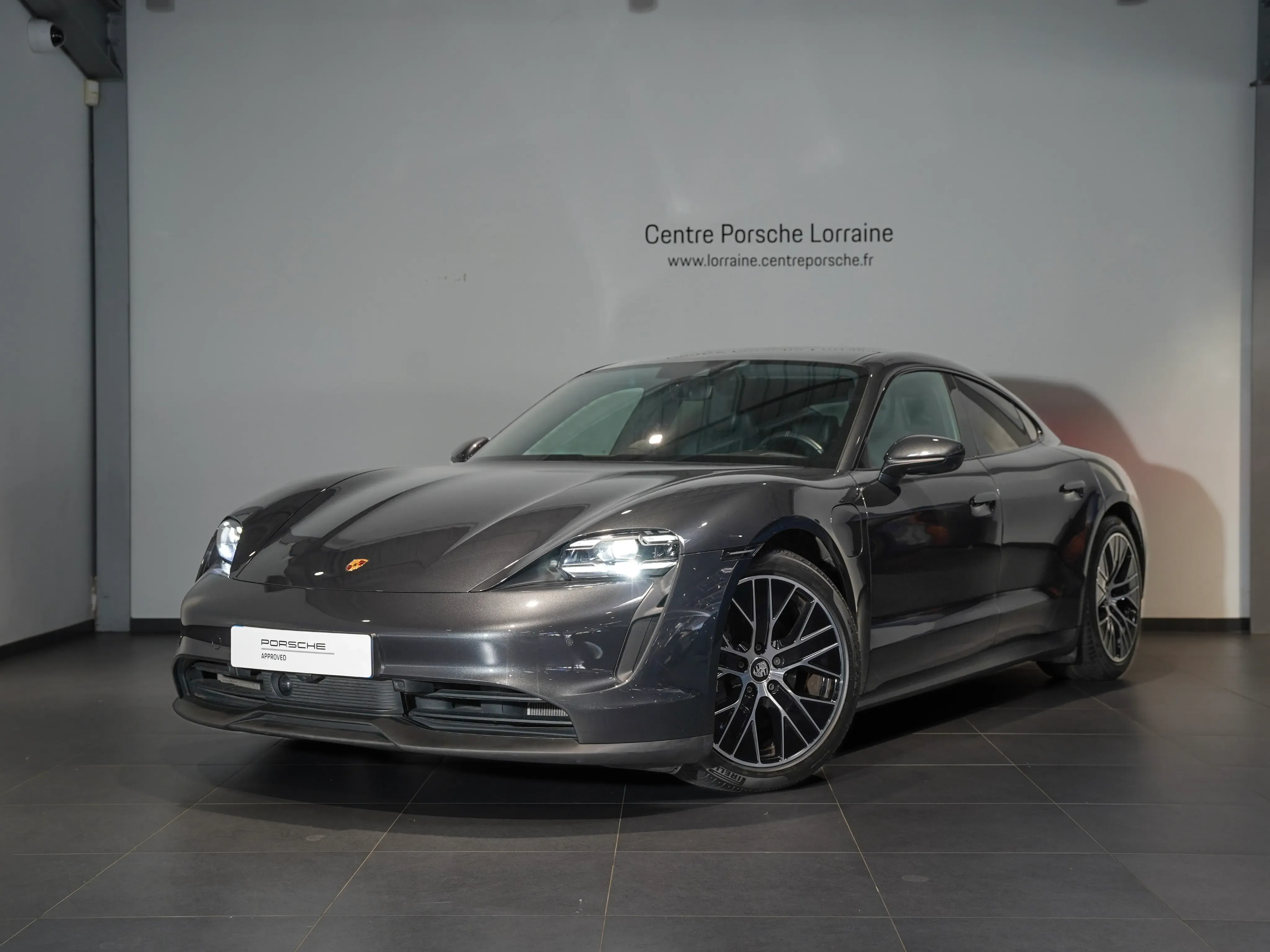 Porsche Taycan gris volcano metallise d'occasion