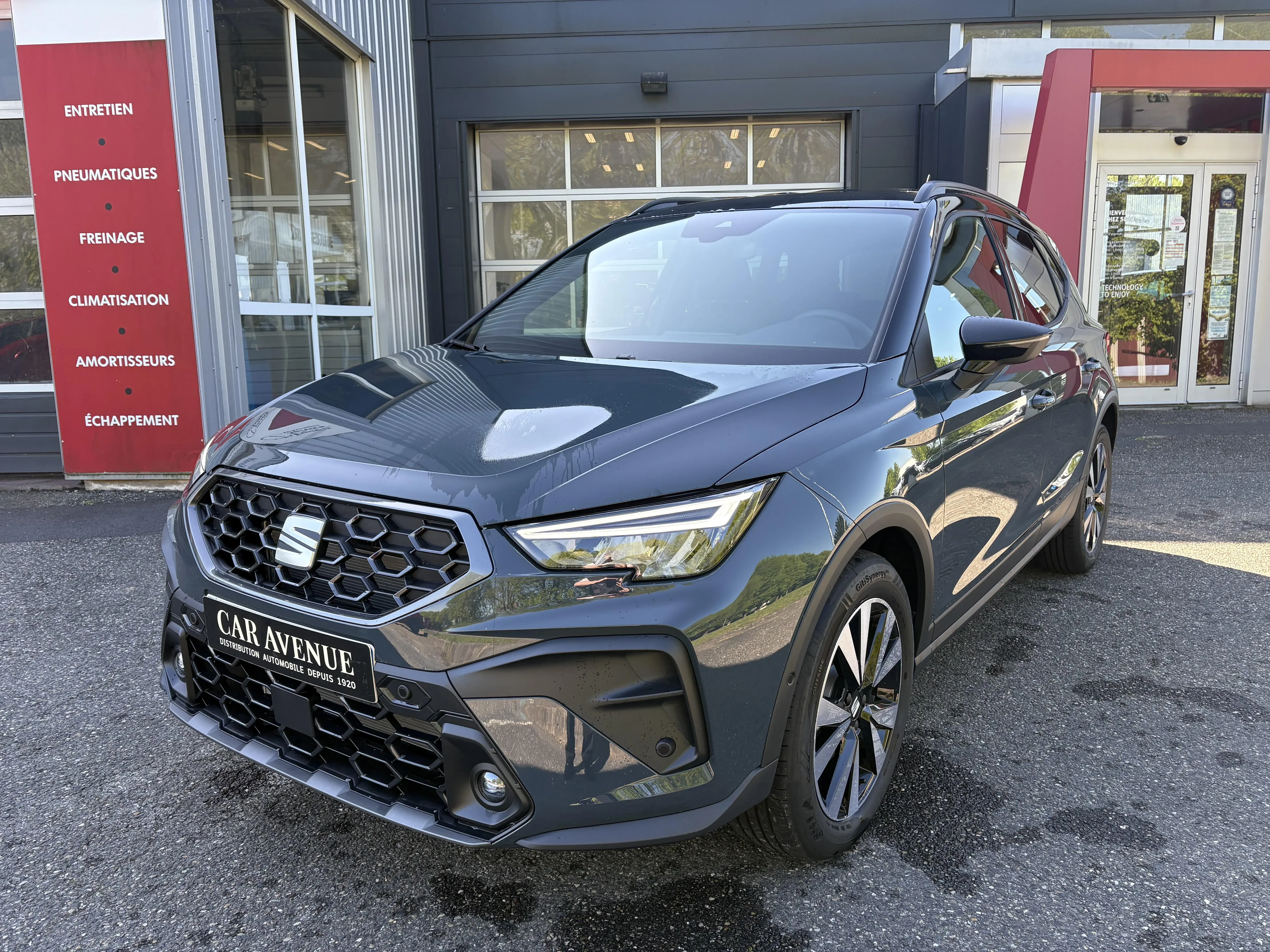 Seat Arona bleu fjord / noir minuit neuf