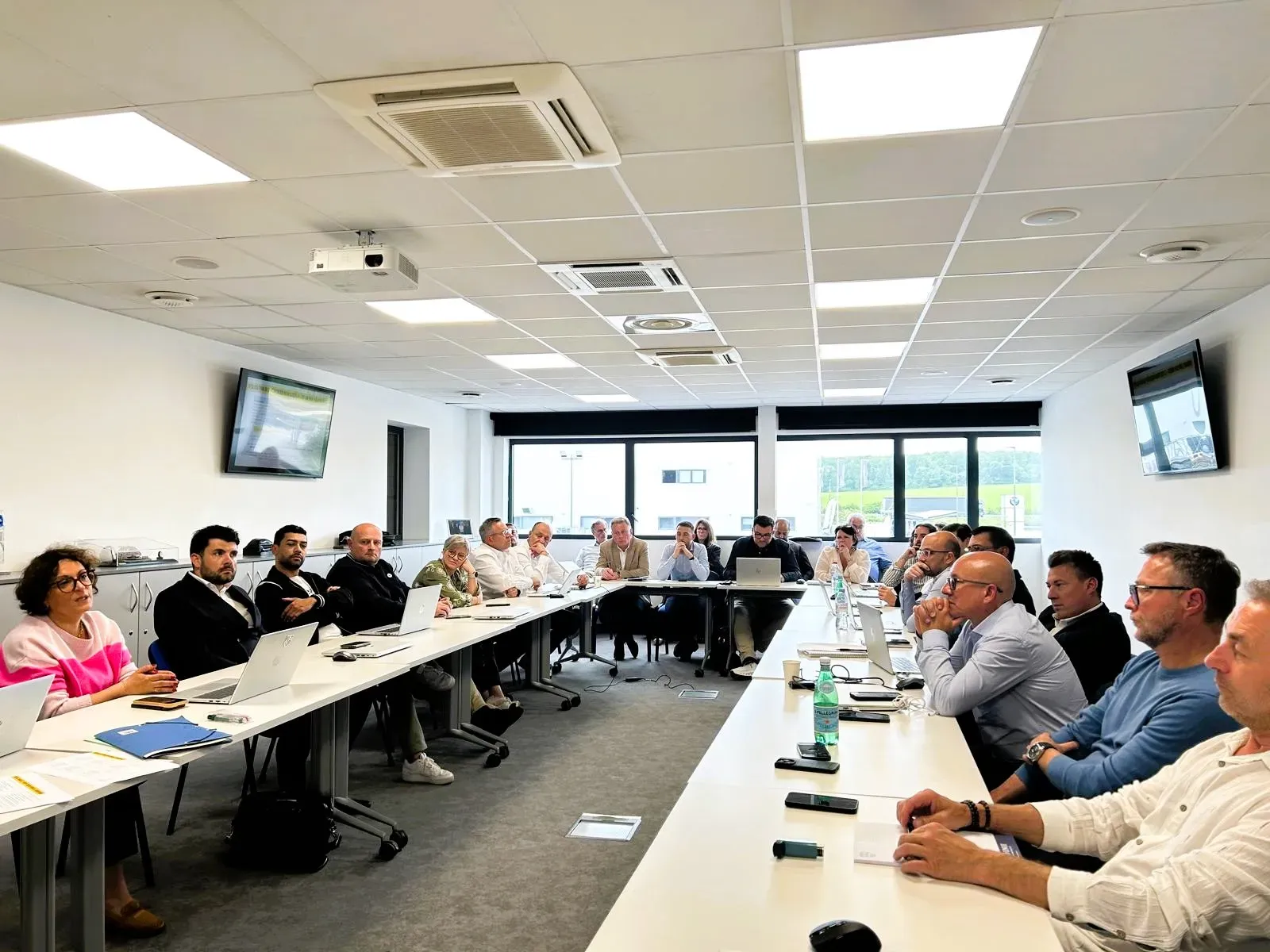 Le Comité Exécutif de Car Avenue échangeant sur la future feuille de route RSE 2030 du Groupe.