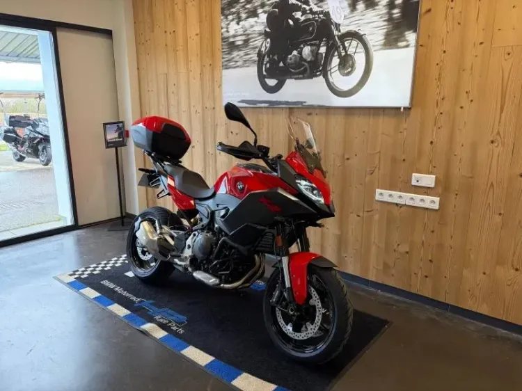 BMW F rouge neuf